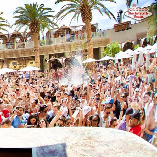 dance-floor-ayu-dayclub