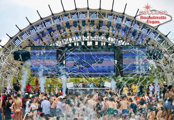 mandalay-bay-pool-party