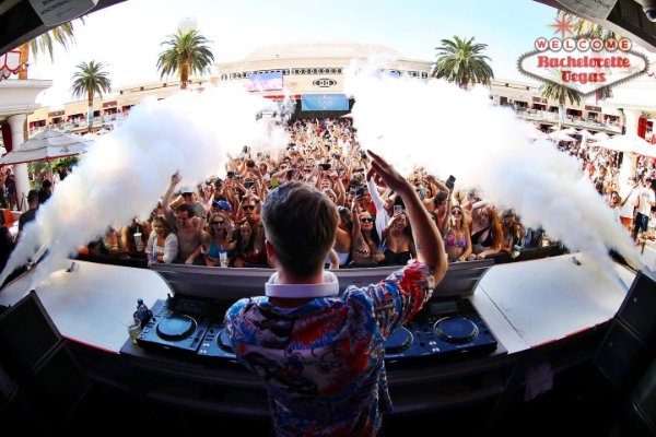 encore-beachclub-dj-booth