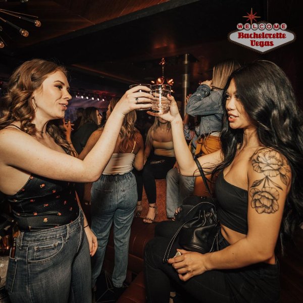 vegas-girls-drinking