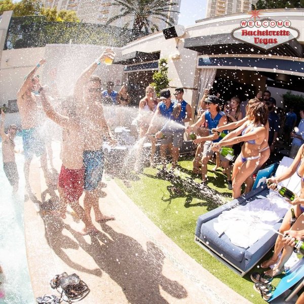 bungalow-champagne-spray