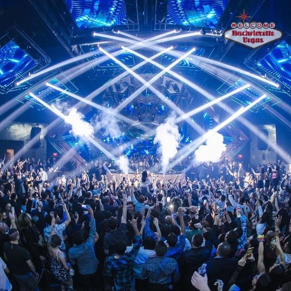 las-vegas-party-crowd