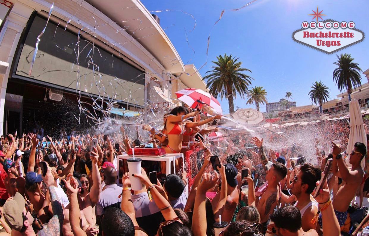 encore beach club crowd