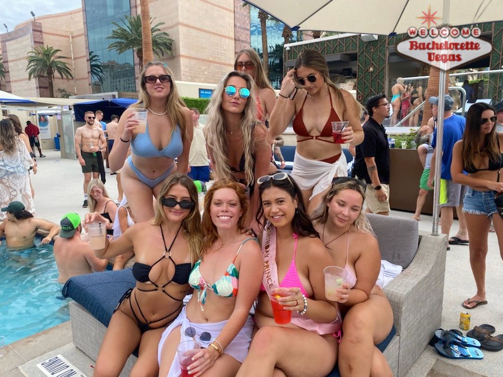 vegas-party-girls-wet