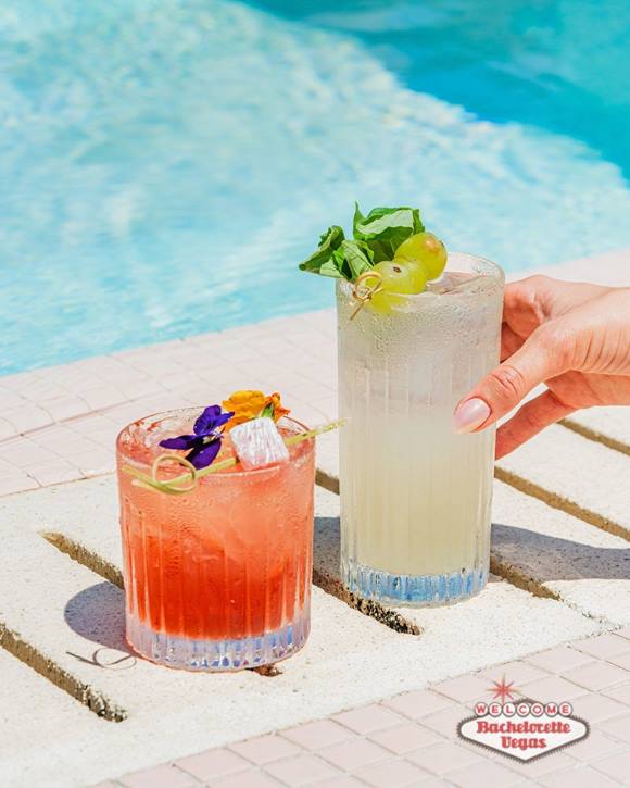 vegas-pool-drinks