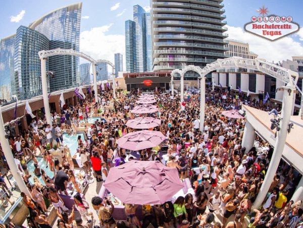 packed-vegas-pool-party